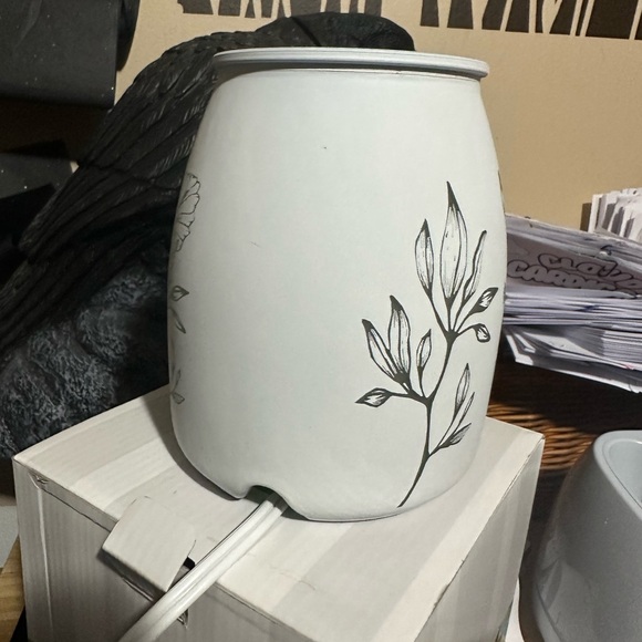 Scentsy White and Black Floral Wax Warmer - Picture 3 of 6